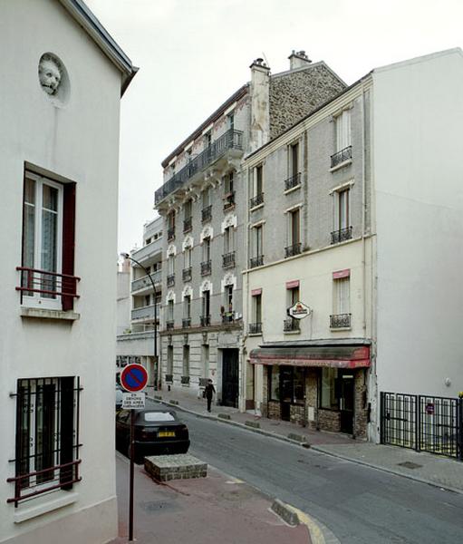 Elévation sur rue : vue d'ensemble depuis le carrefour.