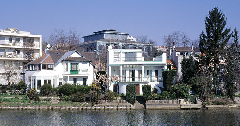 Vue prise de Champigny vers Nogent. Au premier plan, les maisons à l'extrémité ouest de l'ile de Beauté et à l'arrière plan, le pavillon Baltard.