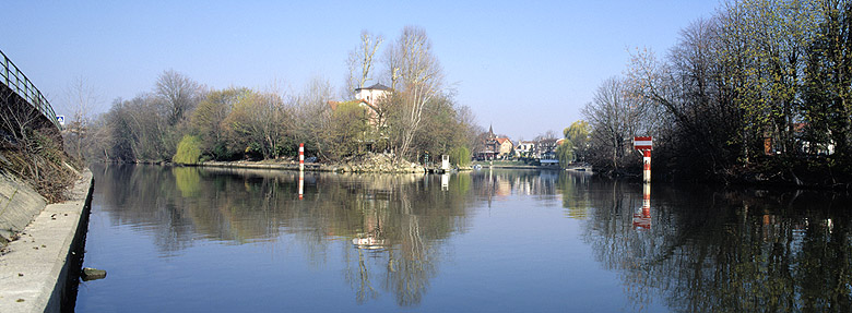 Vue prise de Champigny vers Le Perreux juste entre l'ile du Moulin (Bry-sur-Marne) et l'ile des Loups.