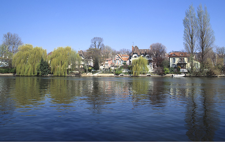 Vue prise de Champigny vers le quai du Perreux. et les maisons qui le bordent au niveau des numéros ???.