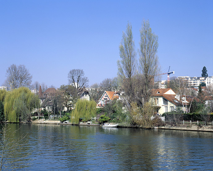 Vue prise de Champigny vers le quai du Perreux. et les maisons qui le bordent au niveau des numéros ???.