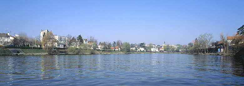 Le quai du Perreux et les maisons qui le bordent. Au loin le clocher de l'église.