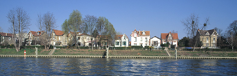 Vue prise de Champigny vers le quai du Perreux et les maisons qui le bordent au niveau des numéros ???.