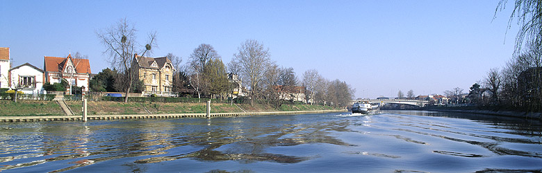 Vue prise de Champigny vers le quai du Perreux et les maisons qui le bordent. Au loin, le pont de Bry.