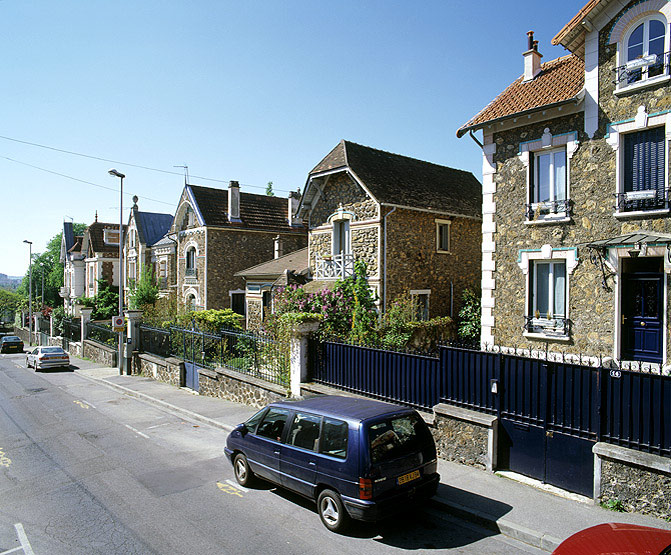 Vue d'ensemble de la rue du côté des numéros pairs.