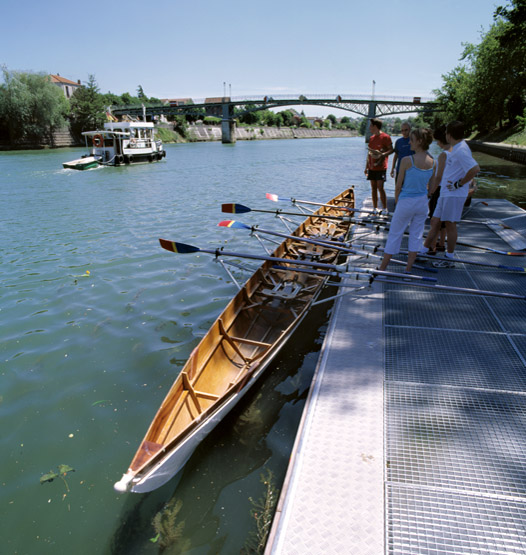 La Marne, en arrière plan la passerelle de Bry, au premier plan des bateaux.