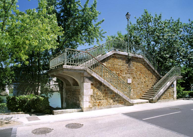 Vue des escaliers d'accès.