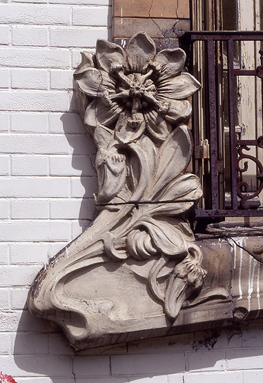 Détail d'un motif ornemental de la façade en forme de fleur.