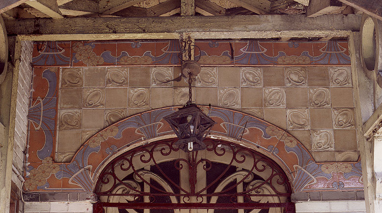 Détail des carreaux vernissés au entourant la porte d'entrée.
