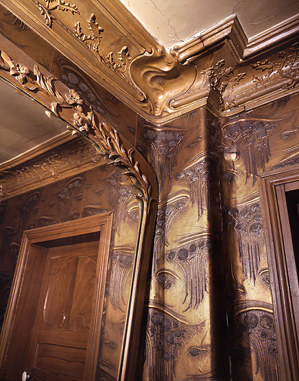 Détail d'un angle du petit salon avec le papier peint d'origine et les moulures art-nouveau.