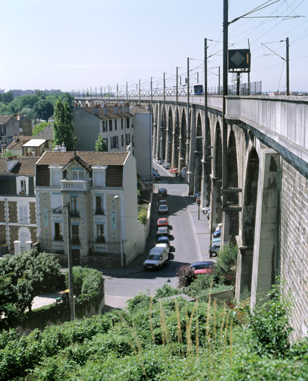 Vue du viaduc depuis le haut de la butte, vers la Marne.