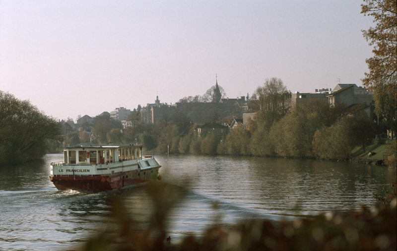 Vue de la Marne et de la rive du Perreux au delà de l'église, au premier plan une péniche baptisée le Francilien.