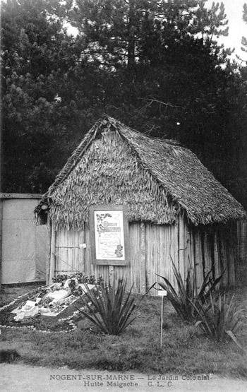 Hutte malgache de l'exposition coloniale de 1907 dans le bois de Vincennes.