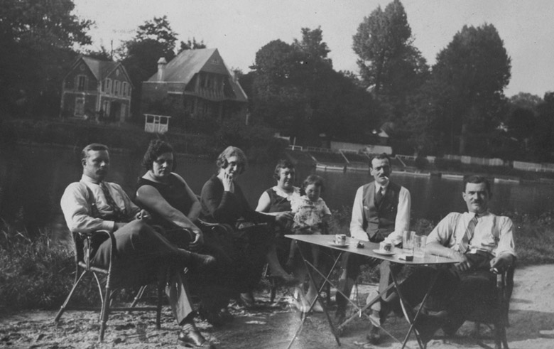 Pique-nique dans l'entre-deux-guerre au bord de la Marne à Champigny. A l'arrière plan, la pointe ouest de l'île de Beauté à Nogent.