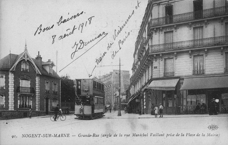 Vue depuis la place de la mairie vers l'ouest.