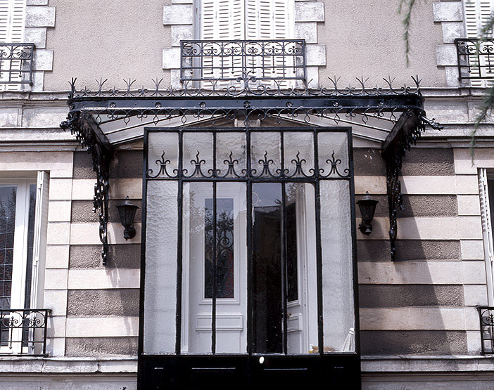 Détail de la marquise et de la véranda précédant la porte d'entrée au 18 bis.