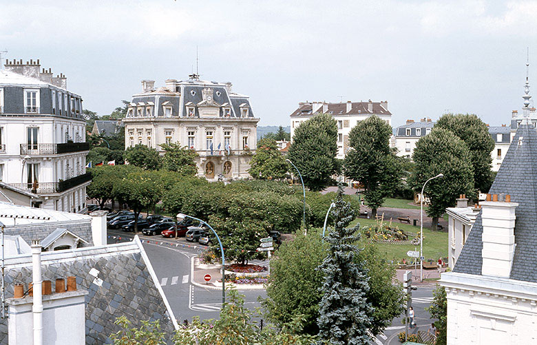 Vue depuis une terrasse de l'ensemble de la place et de la mairie au centre.