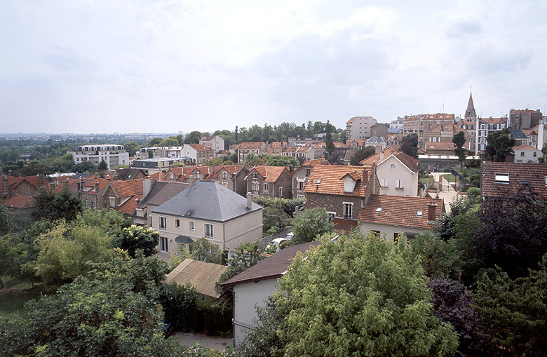 Vue du coteau depuis une terrasse de la rue des Défenseurs de Verdun vers l'église.
