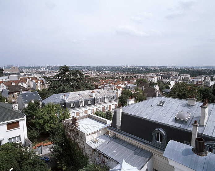 Vue vers le viaduc depuis une terrasse de la rue des Défenseurs de Verdun.
