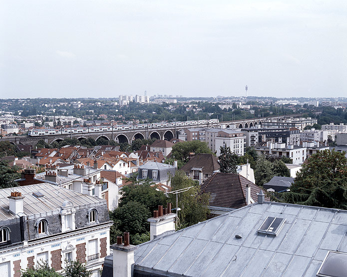 Vue vers le viaduc depuis une terrasse de la rue des Défenseurs de Verdun.