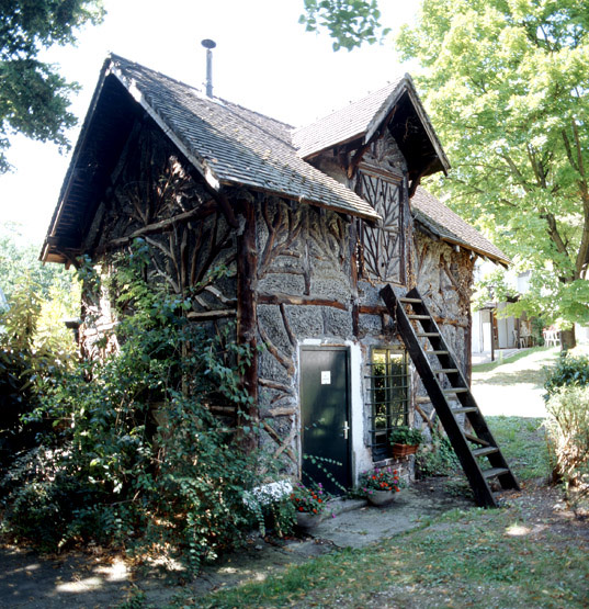 Fabrique de jardin dans le parc en pan de bois rustique.
