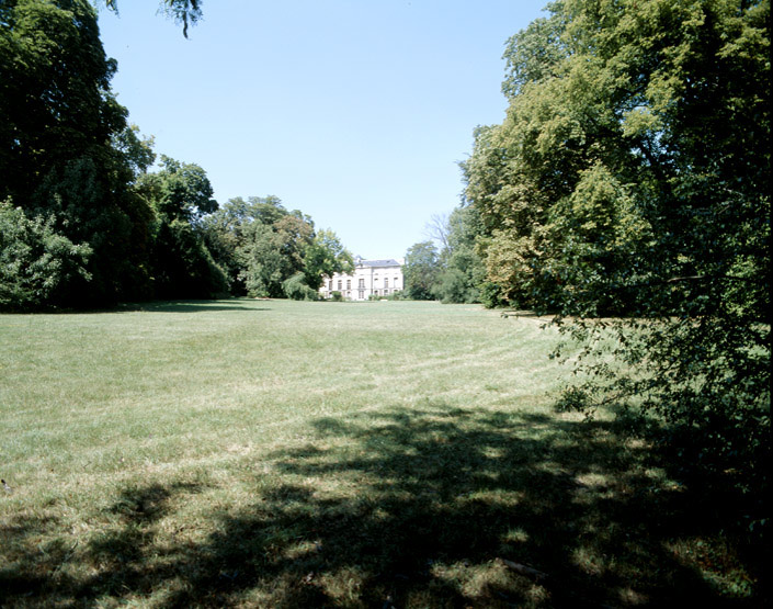 Vue depuis le fond du parc vers le château.