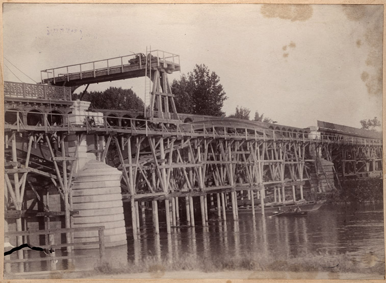 Vue du pont de Nogent en construction entre 1895 et 1899 et qui n'existe plus aujourd'hui.