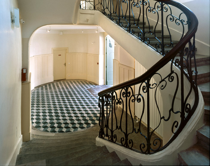 Vestibule et escalier, vue prise du palier à mi -hauteur.