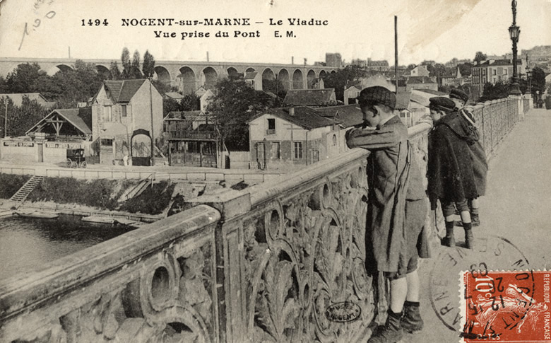 Carte postale, vue vers le viaduc (le tirage de la carte postale est inversé). Le pont a été reconstruit après la seconde guerre mondiale.