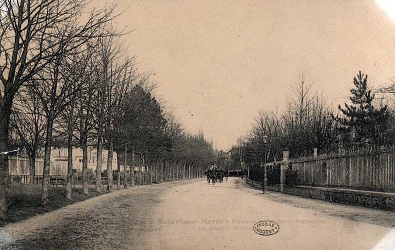 Carte postale, vue de l'avenue, à gauche un pavillon de l'exposition coloniale de 1907.