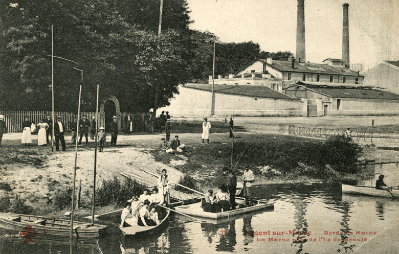 Carte postale, canotage et usine à l'arrière-plan.