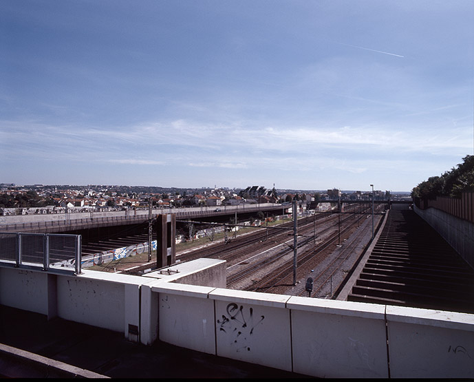 Vue depuis le pont franchissant les voies de chemin de fer et de l'autoroute.