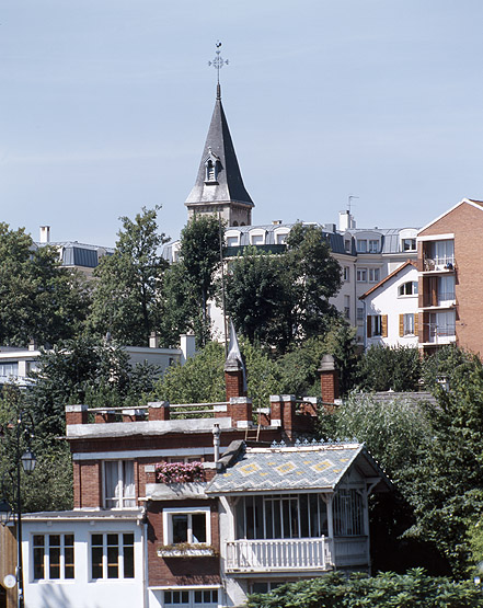 Vue depuis le quai de Bry vers le quai d'Argonne au niveau de la société nautique du Perreux, en arrière plan, le clocher de l'église.