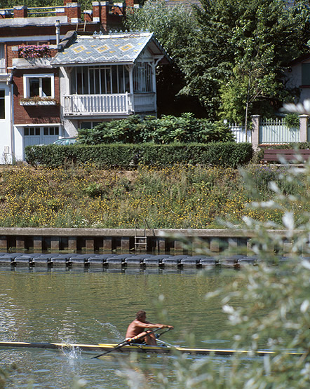 Vue depuis le quai de Bry vers le quai d'Argonne au niveau de la société nautique du Perreux, au premier plan un rameur sur la Marne.
