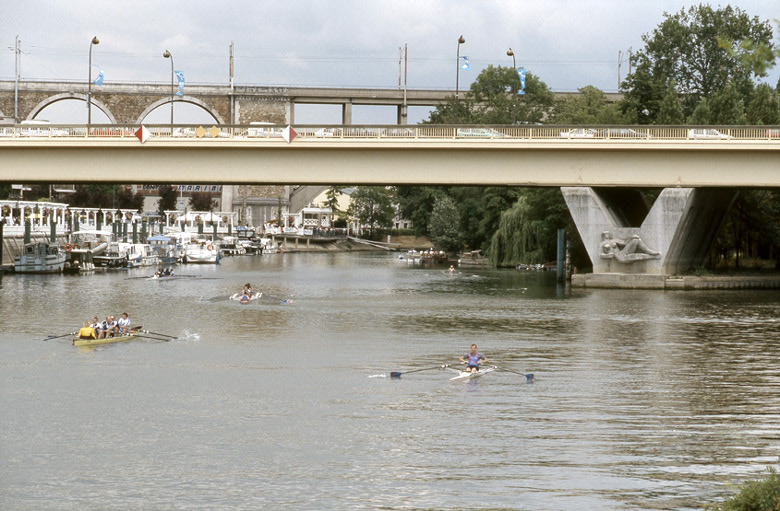Vue depuis la rive de Champigny vers le pont de Nogent et le viaduc, durant une compétition d'aviron.