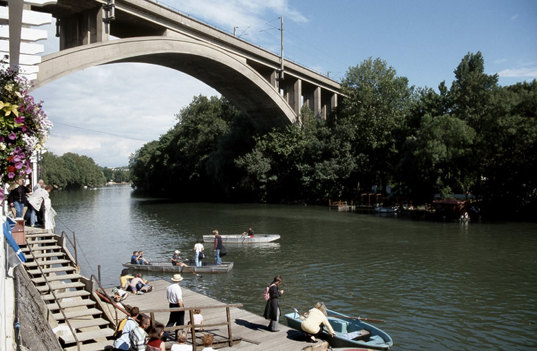 Bord de Marne sous le viaduc, vers l'île des Loups.