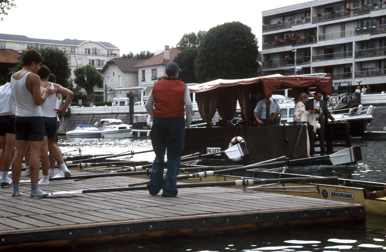 Embarcadère de l'Encou (société d'encouragement du sport nautique) et embarcation faisant le passage entre Nogent et l'ile des Loups avec un couple de mariés à bord.