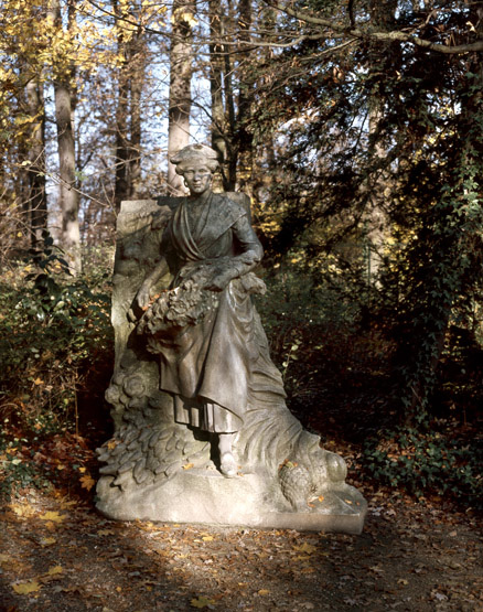 La sculpture représente une femme antillaise portant une corbeille de fruit.