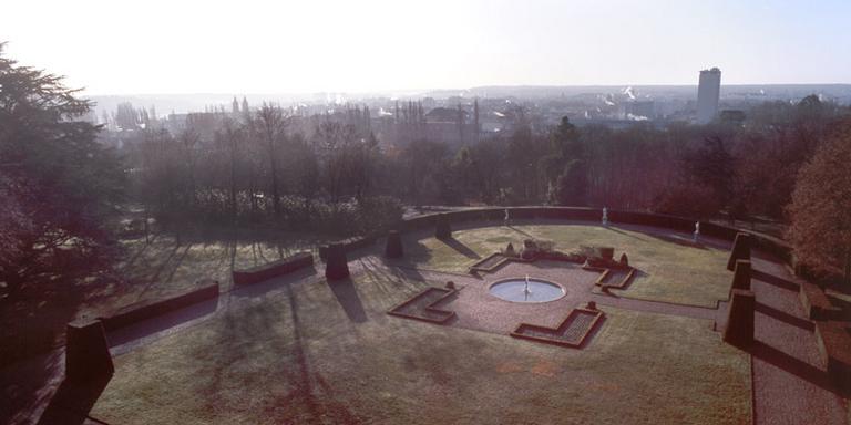 Panorama vers le sud-est, sur les jardins et la ville de Melun, depuis l'hôtel de la préfecture.