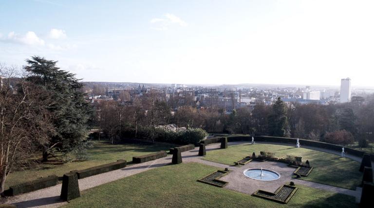 Panorama vers le sud-est, sur les jardins et la ville de Melun, depuis l'hôtel de la préfecture.