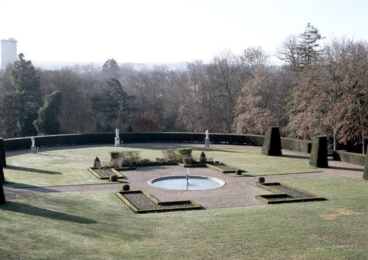 La terrasse avec son bassin central et ses sculptures, vue depuis l'hôtel de la préfecture.