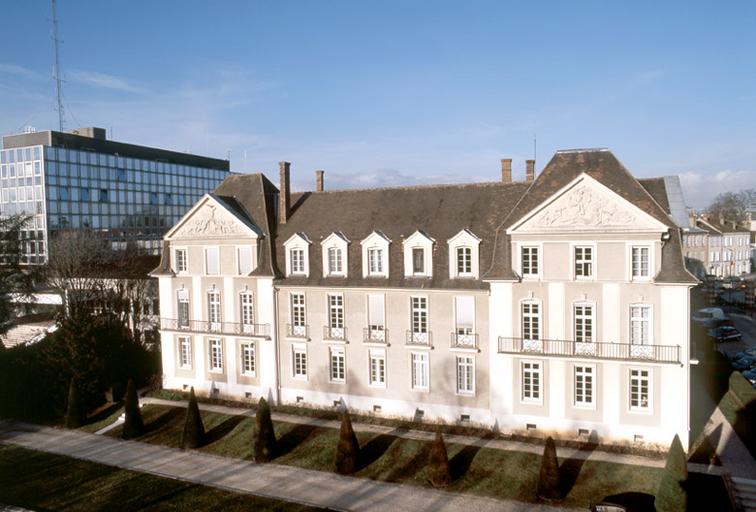 Le bâtiment des années 1950, vu depuis l'hôtel de la préfecture.