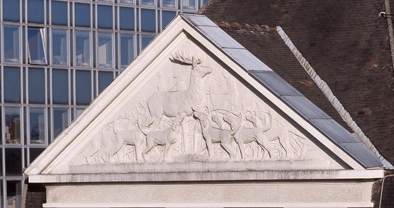 Bas-relief de Pascal Boureille (1951), sur la façade sud du bâtiment des années 1950.