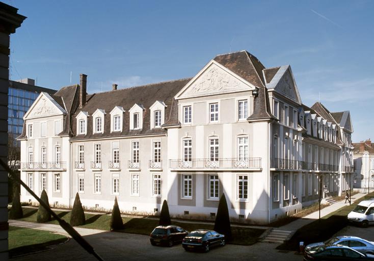 Le bâtiment des années 1950 : vue d'ensemble, depuis l'hôtel de la préfecture.