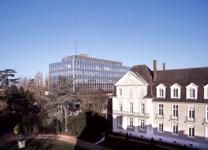 Vue générale des bâtiments au nord de l'hôtel de la préfecture.