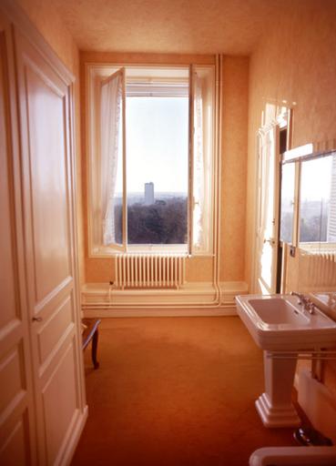 Vue intérieure : salle de bains au deuxième étage de l'hôtel de la préfecture, avec panorama sur la ville de Melun au sud.