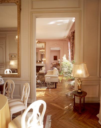 L'enfilade des pièces de réception, au premier étage de l'hôtel de la préfecture.