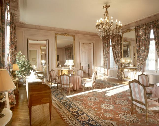 Vue d'ensemble du mobilier du grand salon, au premier étage de l'hôtel de la préfecture (cliché pris depuis le sud-est).