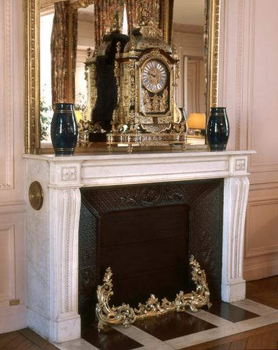 La cheminée du grand salon, avec sa pendule 'chinoise'.