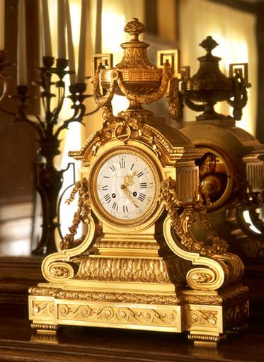 La pendule, vue de trois-quarts. Oeuvre de la maison Raingo à Paris.